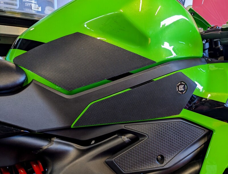 Grip de réservoir R&G Eazi Grip Pro pour Ninja ZX-4R / ZX-4RR (23-25) PRO443
