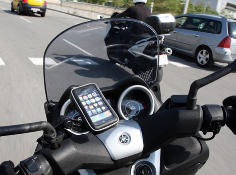 Support Smartphone Moto Étanche Shad Fixation au Guidon, dimension écran 3.8" 6x12cm