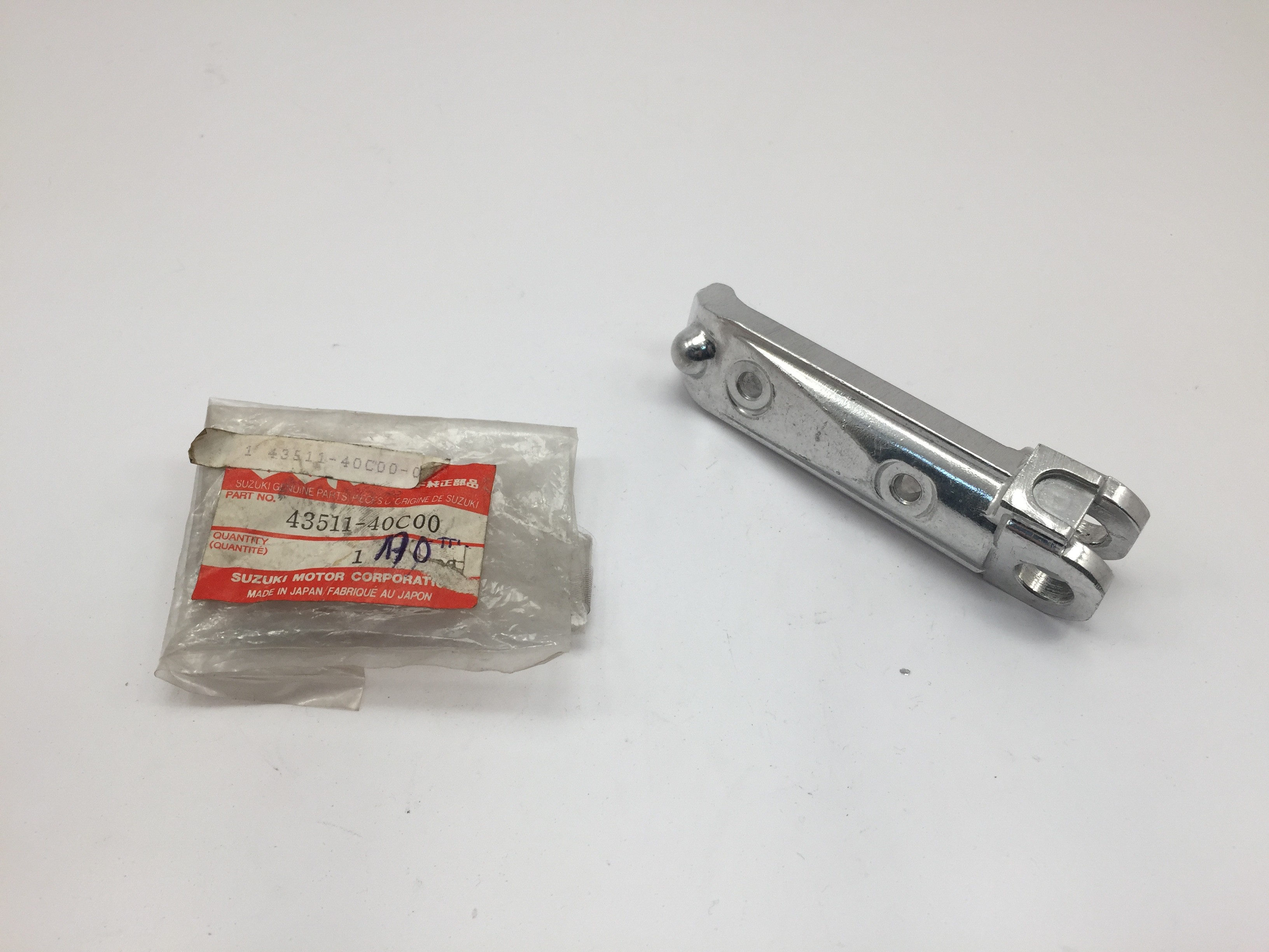 Repose pied gauche pour Suzuki GSXR1000 (89-97) RF600 (93-97) GSX750 (98-01) Bandit1200 (97-05) Pièce Neuve d'origine