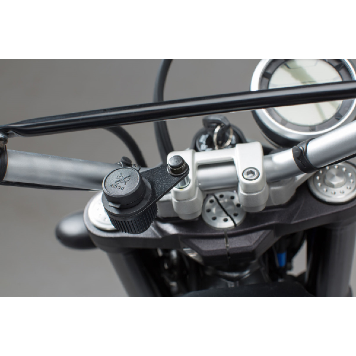 Patte de Fixation SW-Motech M10 pour Prise Allume-Cigare EMA.00.107.12400