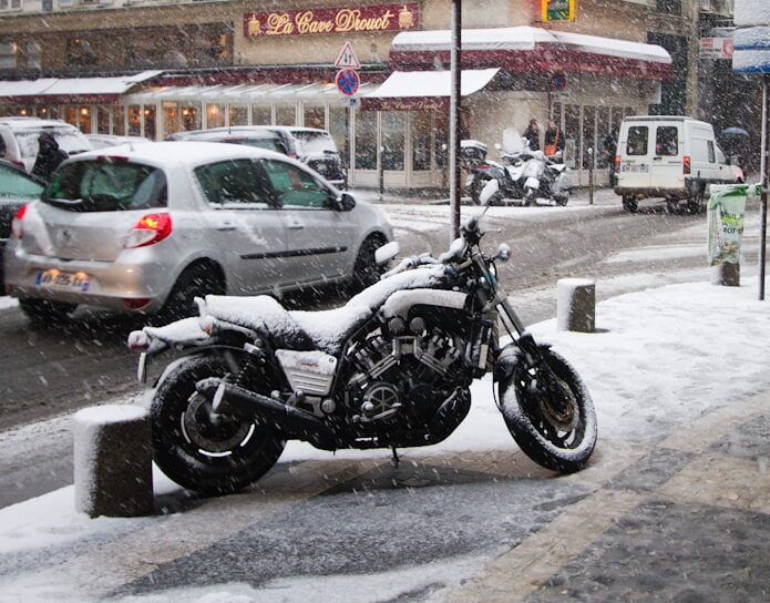 Moto hiver neige