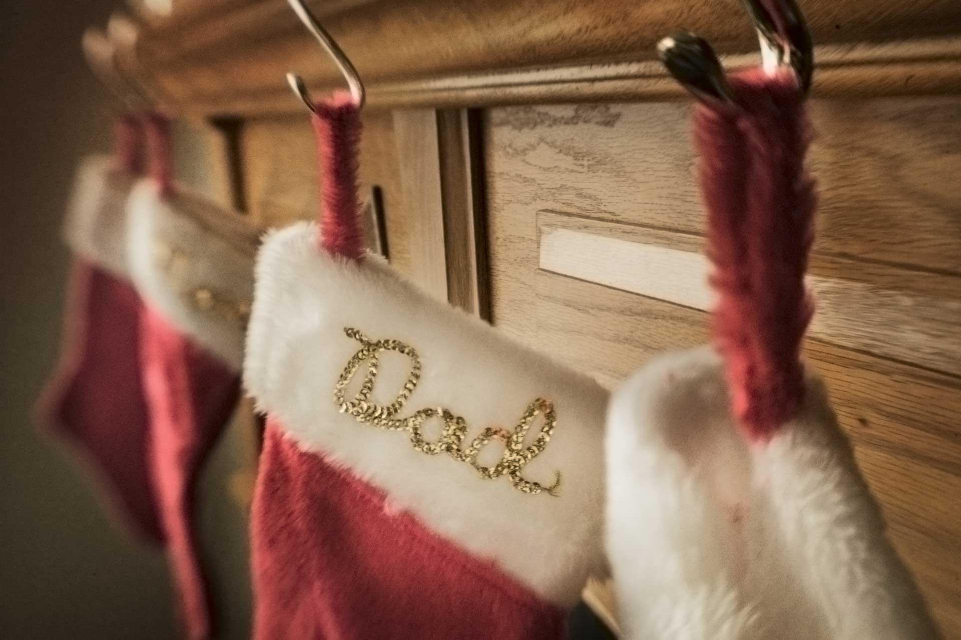 chaussettes de Noël sur une cheminée avec une ambiance chaleureuse